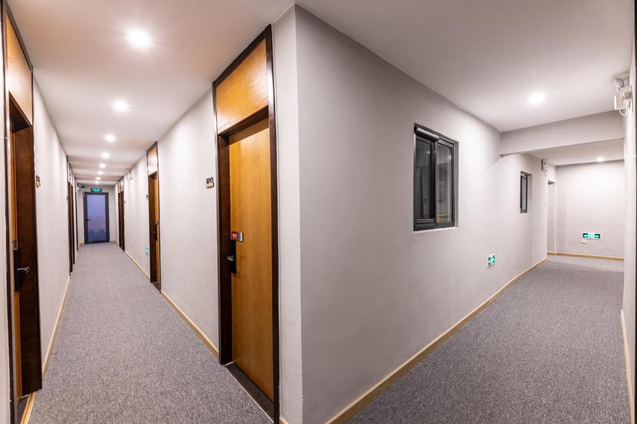 Happy Dragon Hotel: Location, English-speaking Staff & Tour Services Beijing
