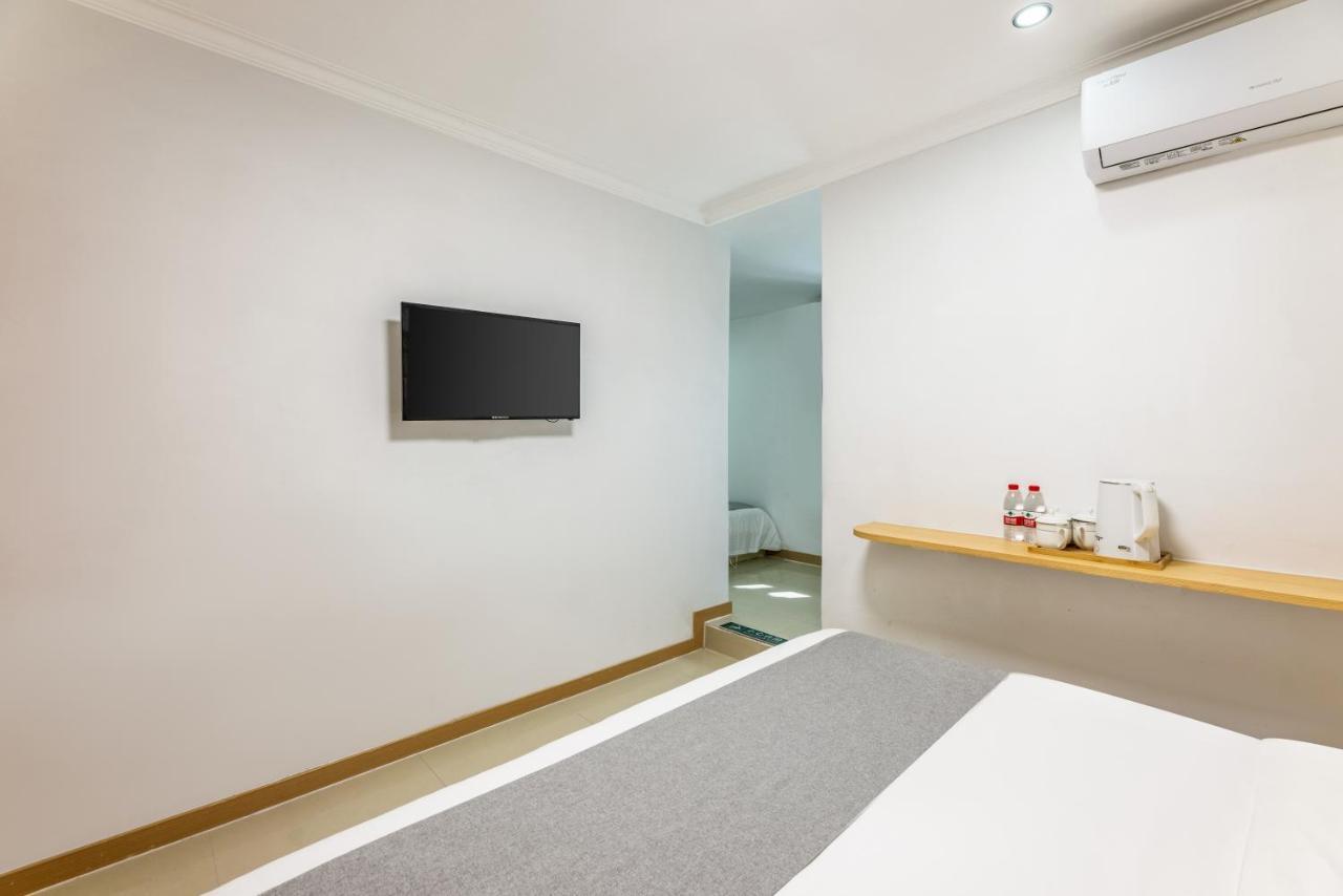 Happy Dragon Hotel: Location, English-speaking Staff & Tour Services 3*