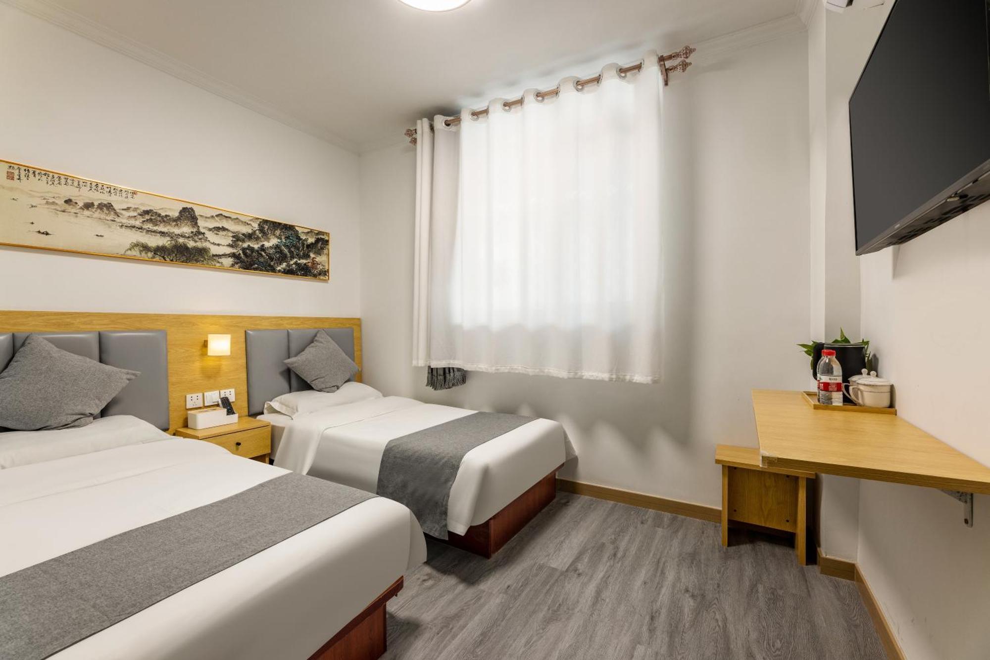 Happy Dragon Hotel: Location, English-speaking Staff & Tour Services