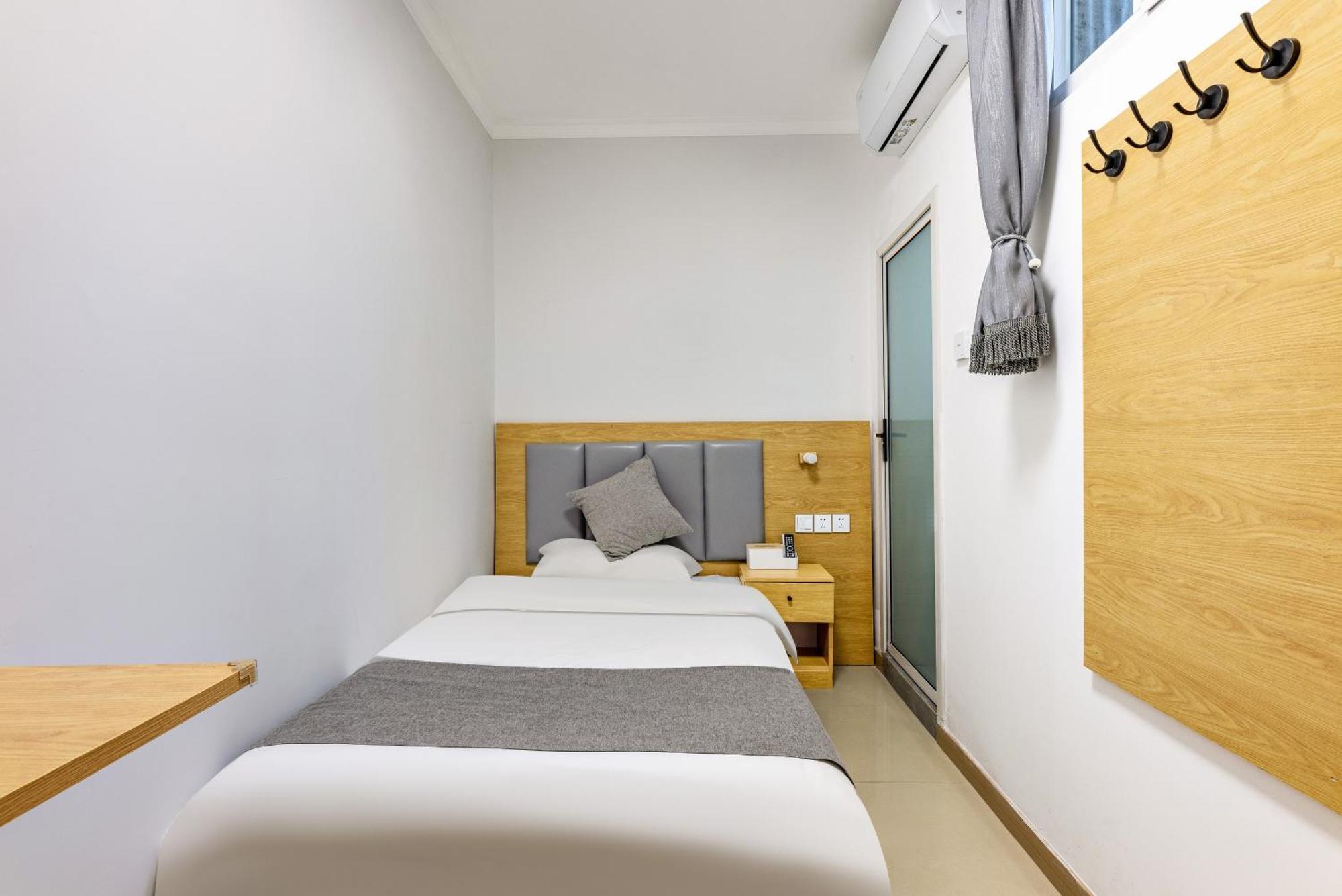 Happy Dragon Hotel: Location, English-speaking Staff & Tour Services