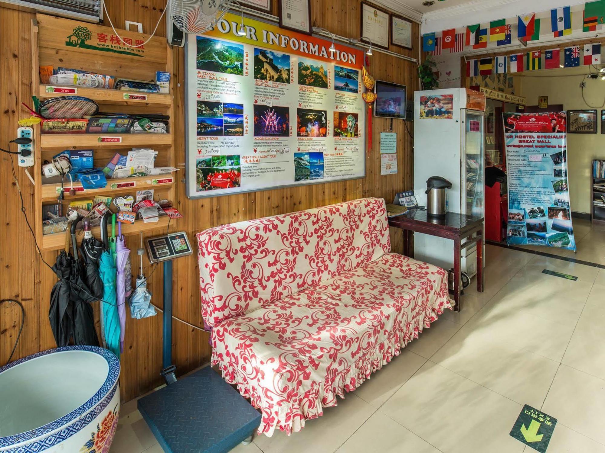 Happy Dragon Hotel: Location, English-speaking Staff & Tour Services