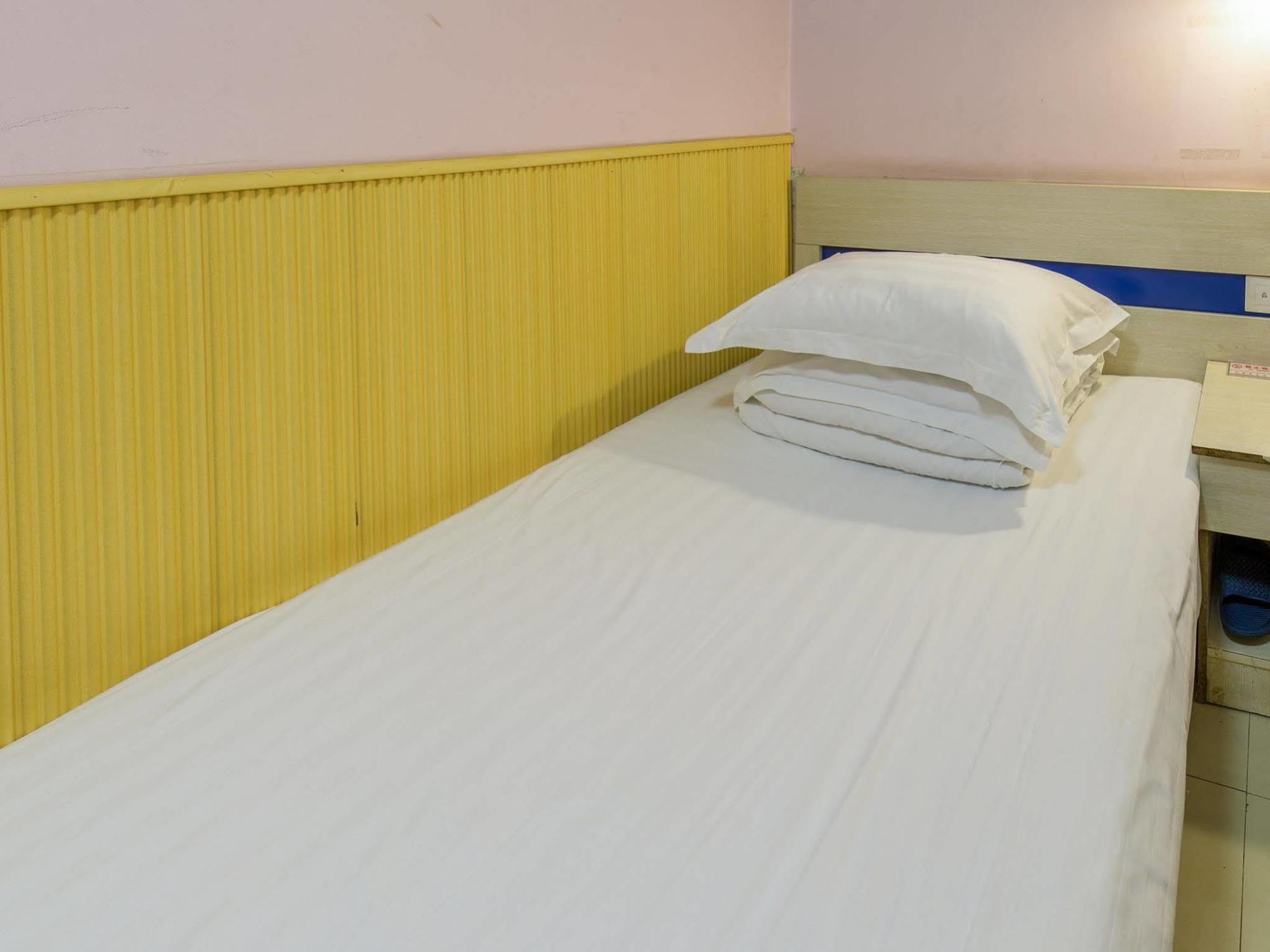 Happy Dragon Hotel: Location, English-speaking Staff & Tour Services